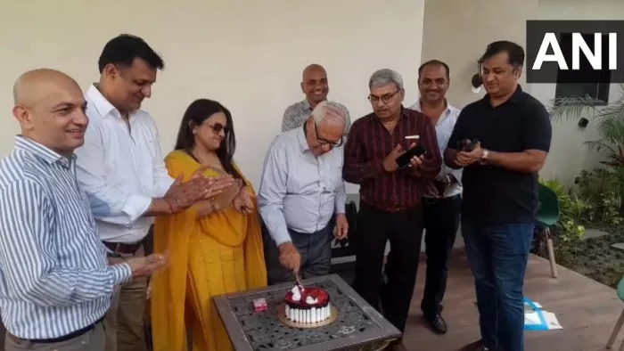 ऋषि सुनक के ब्रिटिश पीएम बनने की खुशी में लुधियाना में केक काटते उनके रिश्तेदार। (एएनआइ)