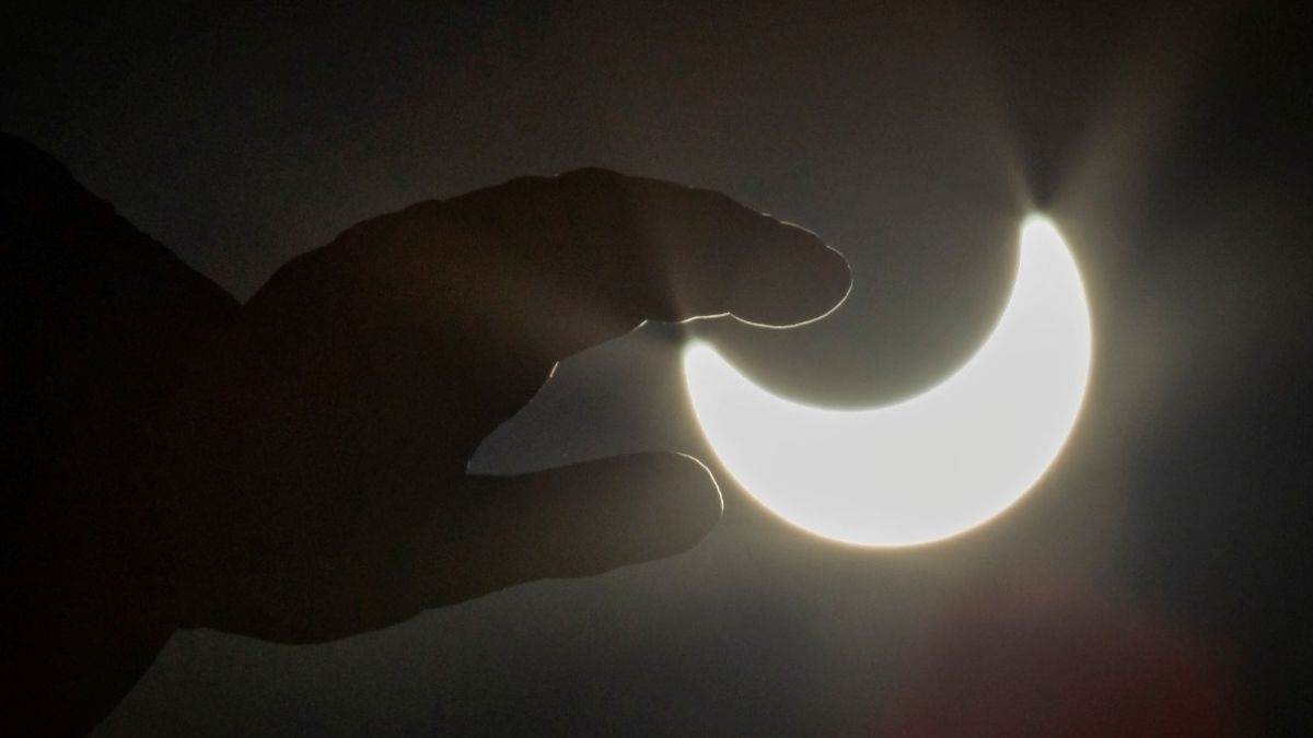 https://www.jagranimages.com/images/newimg/26102022/26_10_2022-solar_eclipse_23162681_23827191.jpg