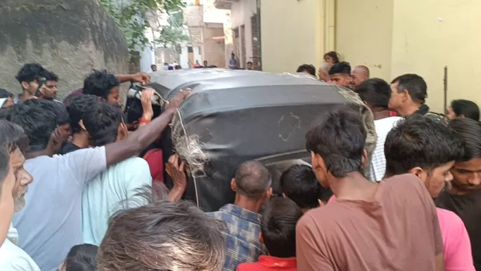 किशोरी की हत्या के बाद घटनास्थल पर उमड़ी भीड़। (जागरण फोटो)