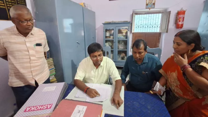 केआरके हाईस्कूल में उपस्थिति पंजी की जांच करते एसडीओ निशांत। (जागरण फोटो)