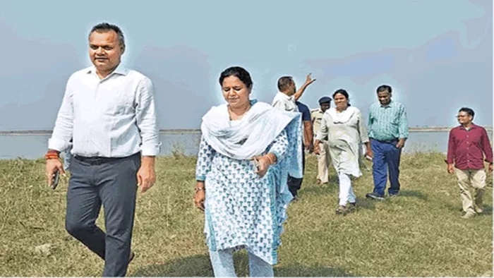 पटना में घाट का निरीक्षण करते नगर आयुक्त अनिमेष कुमार (फोटो-जागरण)