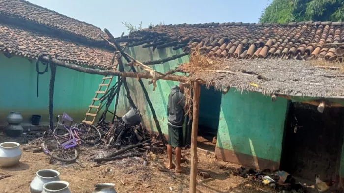 नरसंडा गांव में जली हुई बाईक व घर।