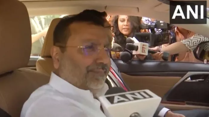 भाजपा सांसद निशिकांत दुबे संसद की एथिक्स कमेटी के सामने पेश होने के बाद मीडिया से बात करते हुए। (फोटो- एएनआई)