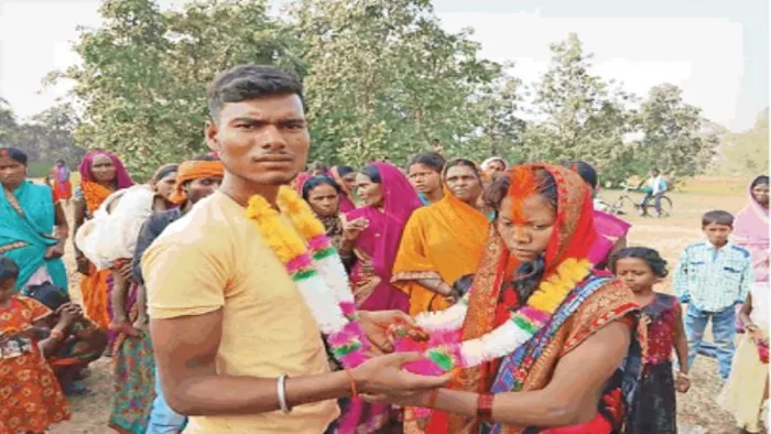 गांव वालों के समक्ष एक-दूसरे को वरमाला पहनाते मामी-भांजा।