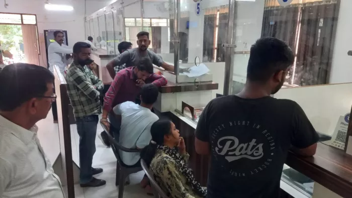 फाजिल्का के सेवा केंद्र में अंतिम दिन फार्म भरने के लिए पहुंचे आवेदनकर्ता