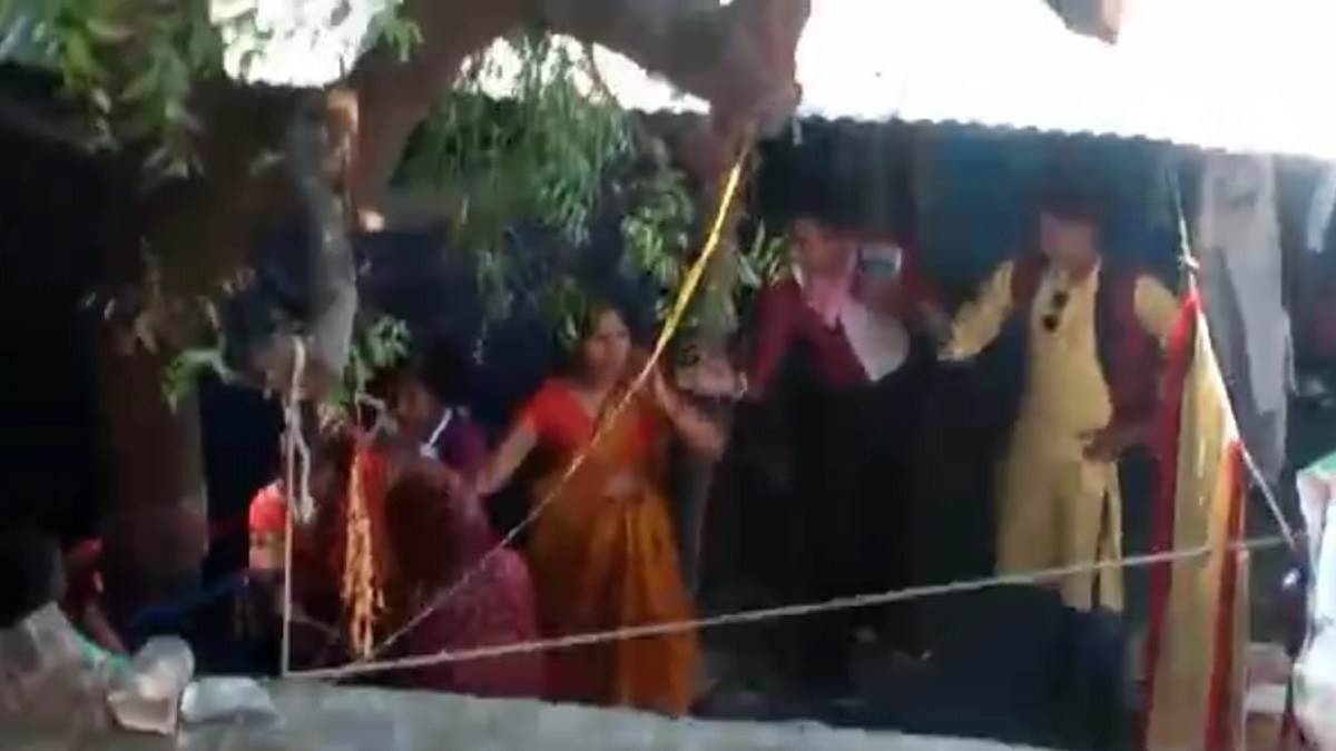 https://www.jagranimages.com/images/newimg/26102023/26_10_2023-sitapur_viral_video_23565816_19332309.jpg