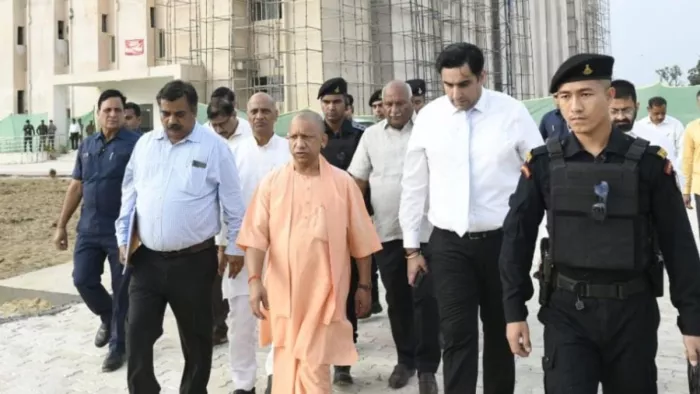 भटहट में स्थित आयुष विश्वविद्यालय का निरीक्षण करते मुख्यमंत्री योगी आदित्यनाथ। सौ, सूचना विभाग