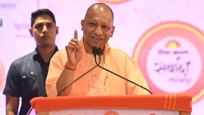 दैनिक जागरण के संवादी गोरखपुर कार्यक्रम में संबोधन करते सीएम योगी।- जागरण