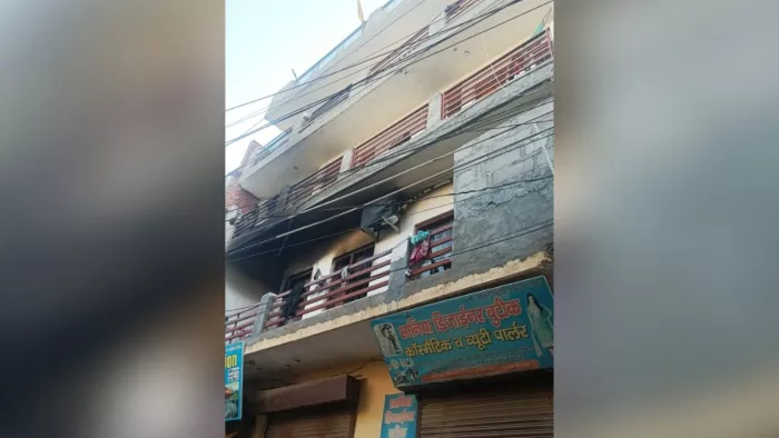 इसी मकान में आग लगने से चार लोग जिंदा जले।