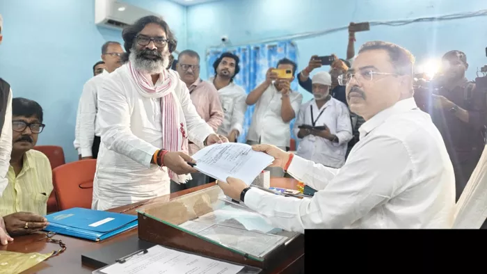 बरहेट से हेमंत सोरेन ने किया नामांकन (जागरण)