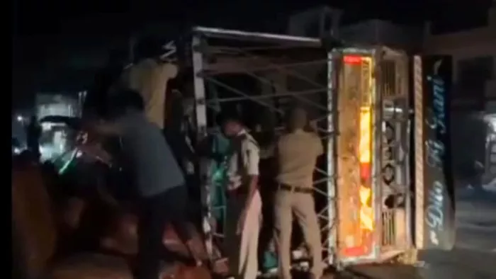 गाय से टकराकर पलट गया था ट्रक (फोटो-जागरण)