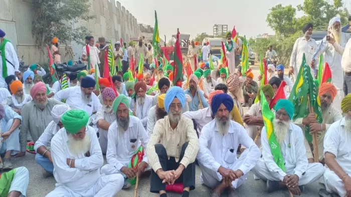 Punjab News: मोगा में धरना करते हुए किसान (जागरण फोटो)