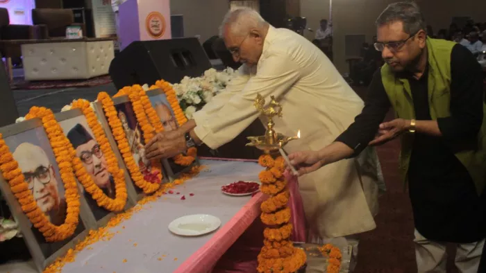 योगिराज बाबा गंभीरनाथ प्रेक्षागृह में जागरण संवादी का उद्घाटन करते पद्श्री प्रो.विश्वनाथ तिवारी एवं इतिहासविद प्रो. हिमांशु चतुर्वेदी। जागरण