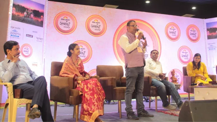 जागरण संवादी के ओपेन माइक में कविता पाठ करते युवा रचनाकार मृत्युंजय नवल। साथ में अन्य रचनाकार