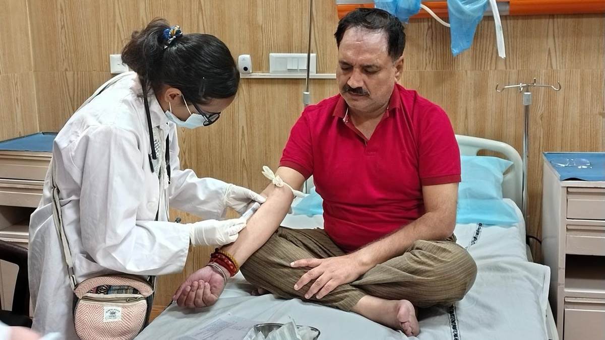 यमुना नदी में डुबकी लगाने के बाद बीमार पड़े दिल्ली भाजपा अध्यक्ष, AAP ने बताया नौटंकी - ncr Delhi BJP President Virendra Sachdeva hospitalised after taking Yamuna dip to protest against AAP