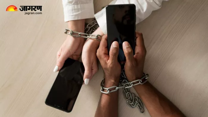 Phubbing क्या है और कैसे ये आपके रिलेशनशिप को बर्बाद कर रहा है? (Image Source: Freepik)