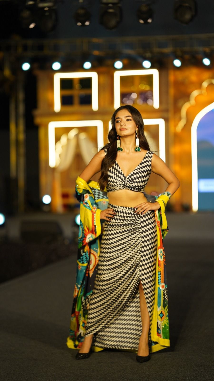 Anushka Sen ने रैंप वॉक से स्टेज पर लगाई आग, फैंस बोले- इतनी कम उम्र ...