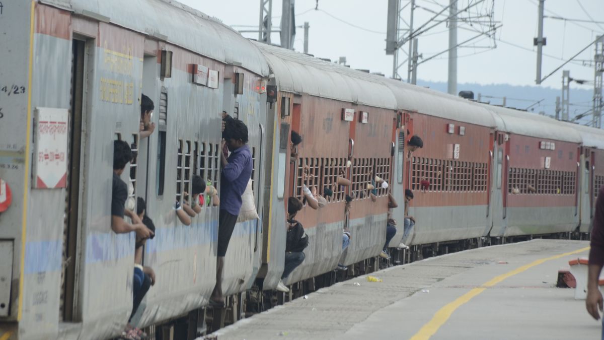 बर्निंग ट्रेन बनने से बची इंटरसिटी एक्सप्रेस, एसी कोच में आग लगने से ...