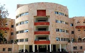 10वीं मंजिल पर चढ़ MNNIT का छात्र बोला-पास आने की कोशिश मत करना वरना कूद जाऊंगा Prayagraj News
