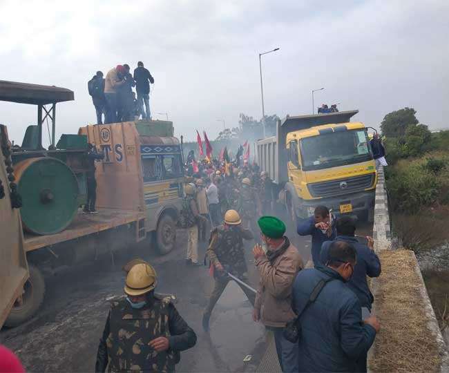 अंबाला में हरियाणा- पंजाब बार्डर पर पुलिस ने किसानों पर ओसू गैस के गोले छोडें और लाठीचार्ज किया।