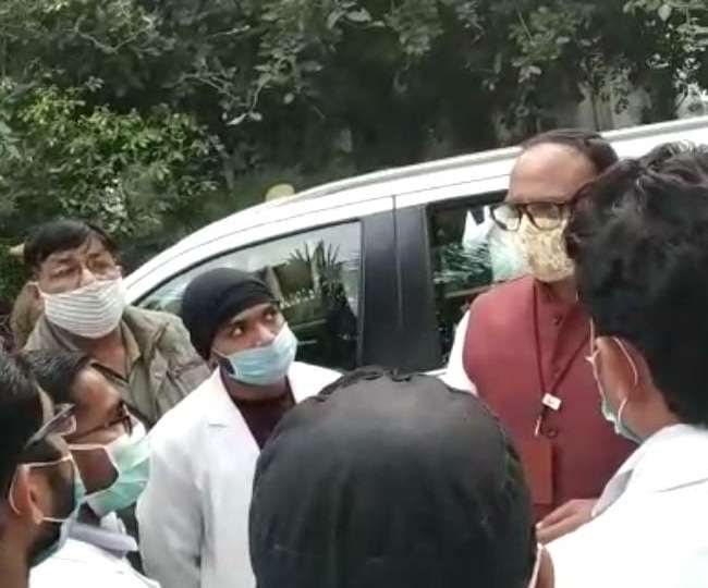भत्ते बढ़ोतरी को लेकर अड़े डॉक्टर, कोविड प्रोटोकॉल उल्लंघन में पुलिस सख्त।