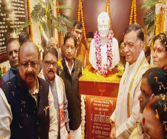 प्रतिमा के अनावरण के मौके पर कैबिनेट मिनिस्टर सतीश महाना, बीजेपी नेता व पदाधिकारी।