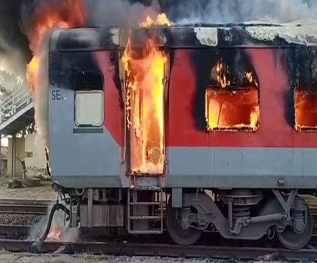 Burning train in Muraina: Four AC coaches of Durg Superfast Express caught fire on Friday near Hetampur Station