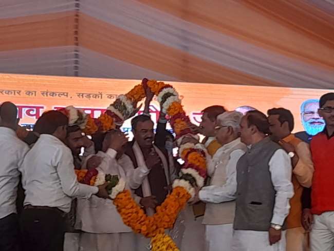 अलीगढ़ आ रहे उप मुख्यमंत्री केशव प्रसाद मौर्य का खेरेश्‍वर में स्‍वागत किया गया।
