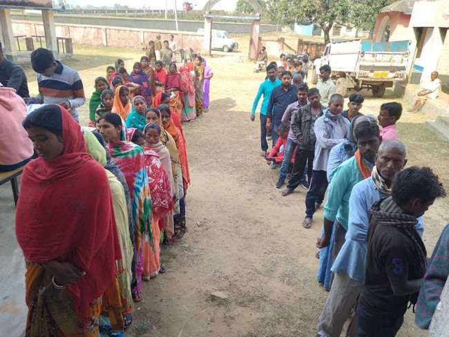 पंचायत चुनाव के ल‍िए जमुई में वोट डालने पहुचे मतदाता।