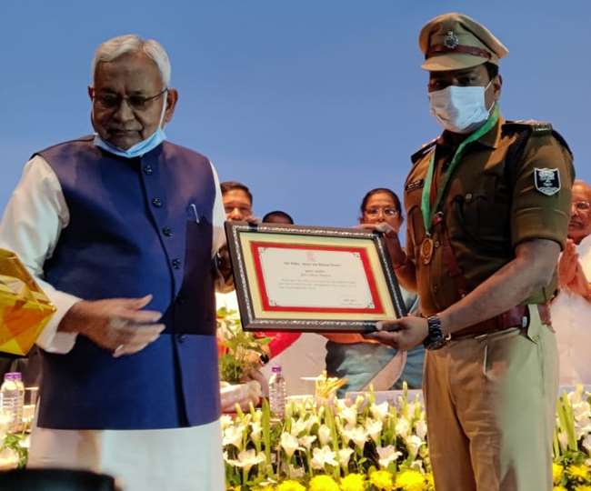 बिहार के मुख्‍यमंत्री नीतीश कुमार ने किशगनंज एसपी कुमार आशीष को सम्‍मानित किया।