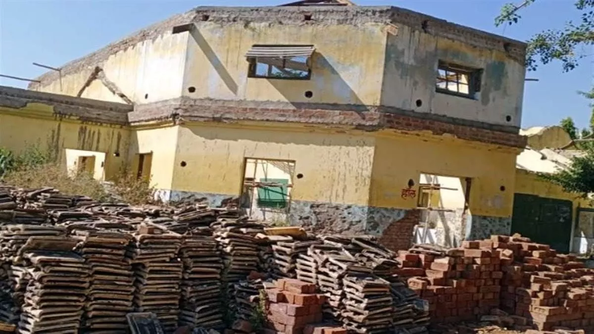 CM Rise School: टूटने वाला है इंदौर का दो सौ साल पुराना हेलकरकालीन स्कूल, बनाई जाएगी बहुमंजिला इमारत