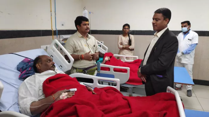 वाराणसी में जिला प्रशासन ने हादसे में प्रभावित लोगों का हाल जाना।