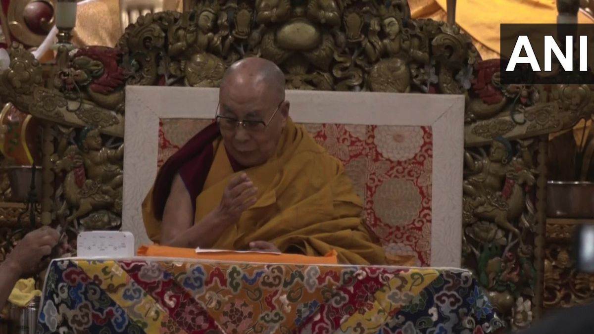 https://www.jagranimages.com/images/newimg/26112022/26_11_2022-dalai_lama_teaching__23228940.jpg