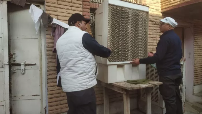 Dengue in Agra:डेंगू के मामले में मिलने पर जांच करती स्वास्थ्य विभाग की टीम।