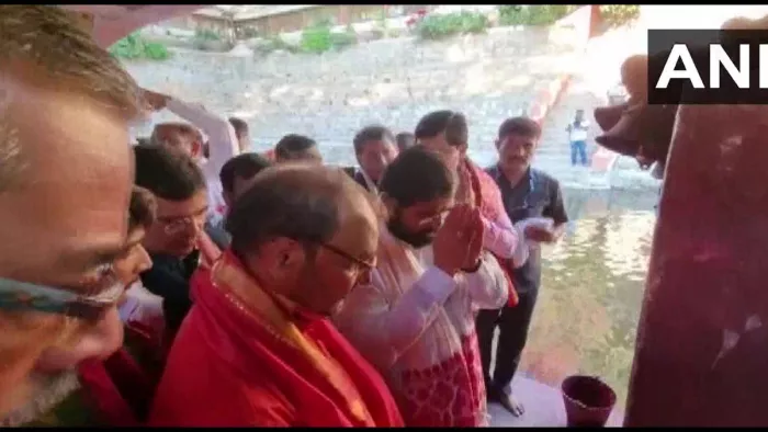 महाराष्ट्र के सीएम एकनाथ शिंदे ने अपने विधायकों के साथ कामाख्या मंदिर में की पूजा-अर्चना। फोटो एएनआइ