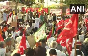 जयपुर में किसानों ने मांगों को लेकर निकाला विरोध मार्च। फोटो एएनआइ