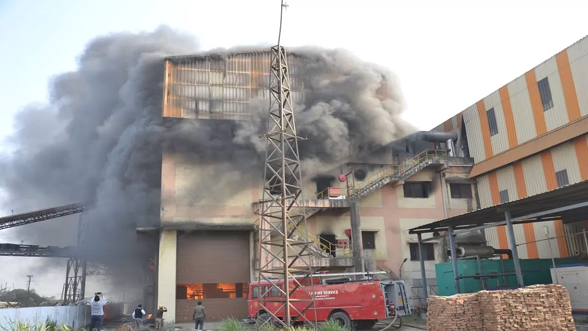 मेरठ: मोहिउद्दीनपुर चीनी मिल में भयंकर आग, चीफ इंजीनियर की छत से कूदने पर मौत, सीएम योगी ने दुख जताया