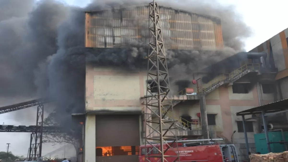 Meerut News: शुगर मिल में लगी आग, जान बचाने को बिल्डिंग से कूदे चीफ इंजीनियर की मौत, देखें तस्‍वीरें