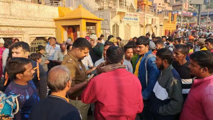 वाराणसी में गंगा नदी में सैलानियों से भरी नाव डूब गई।