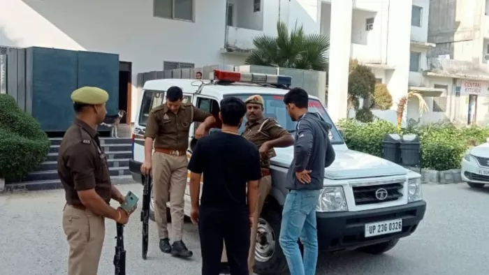 मौके पर पहुंची फोरेसिंक टीम जुटा रही सुराग