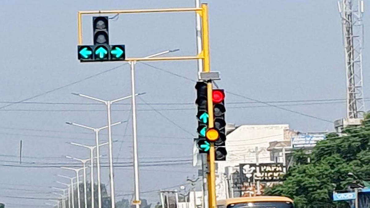 https://www.jagranimages.com/images/newimg/26112022/26_11_2022-jalandhar_traffic_lights_problem_23229273.jpg