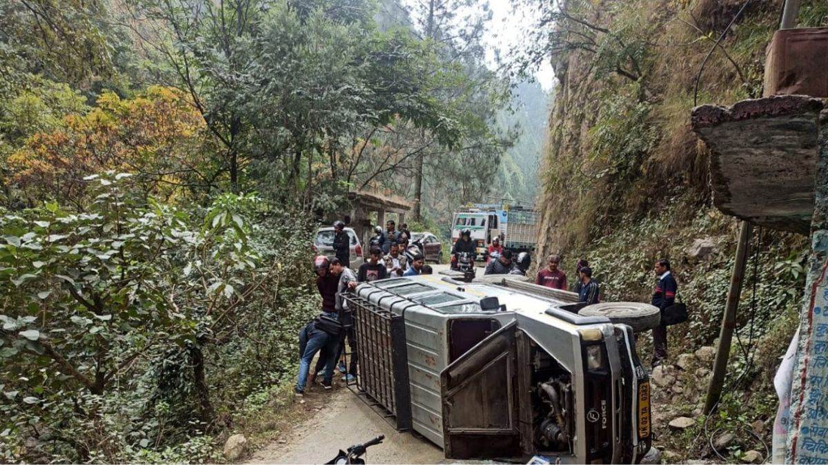 uttarakhand news jeep overturned on the middle of the road in bageshwar four injured