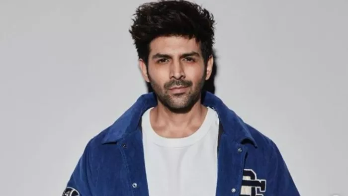 Kartik Aaryan Video: Kartik Aryan Spot outside out of Aanand L Rai office.