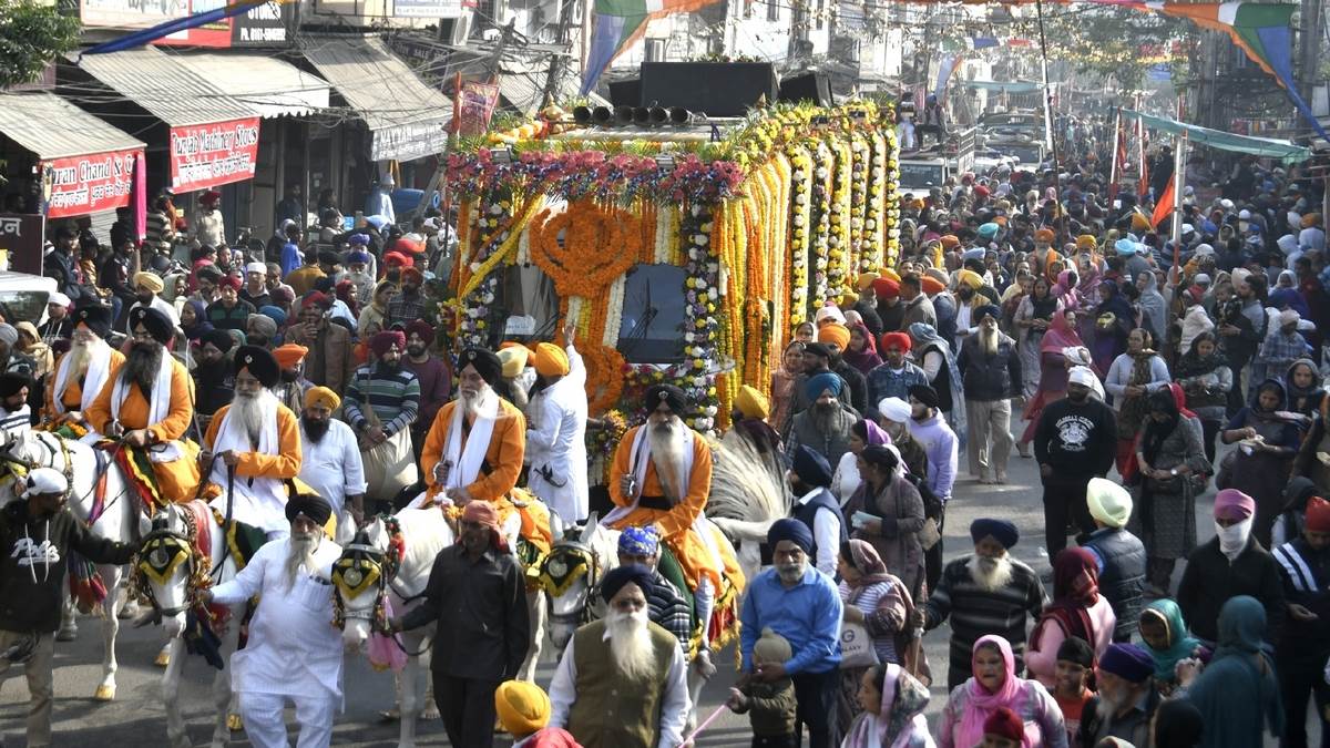shiv welfare society welcomes nagar kirtan with flowers