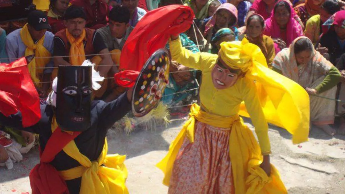 उत्तराखंड के चमोली जिले के सलूड-डुंग्रा गांव में प्रति वर्ष अप्रैल माह में रम्माण उत्सव का आयोजन होता है।