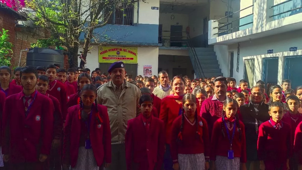 Road Safety With Jagran: नाबालिग का वाहन चलाना गैरकानूनी, नगरोटा बगवां में स्‍कूल छात्रों को बताए यातायात नियम