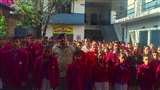 नगरोटा बगवां माडल नर्सरी सीनियर सेकेंडरी स्कूल के विद्यार्थी जागरूकता शिवि‍र के बाद पुलिस अधिकारी के साथ।