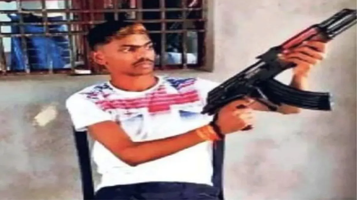 हथियार के साथ झारखंड का कुख्यात गैंगस्टर अमन साहू (फाइल फोटो)।