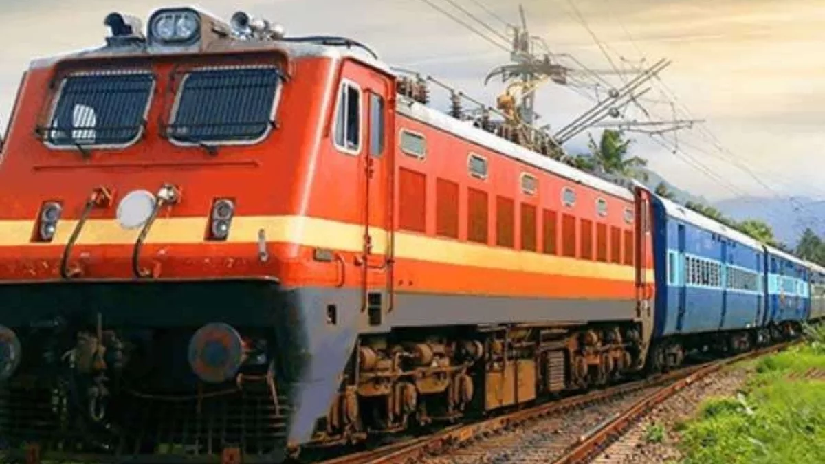 Railway News: कोहरे के चलते रेलवे ने कई ट्रेनों के फेरों में कमी की।