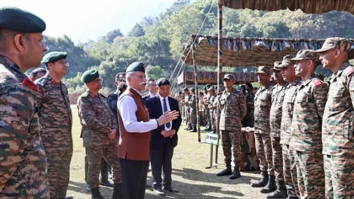 राज्यपाल लेफ्टिनेंट जनरल केटी परनायक (सेवानिवृत्त) ने जवानों के साथ की सीमा सुरक्षा के मुद्दे पर बातचीत।(फोटो सोर्स: एएनआई)